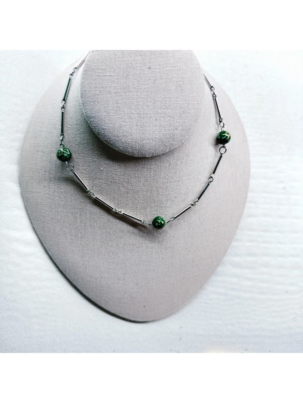 5390gc. Goldtone Vintage Choker Green Glass